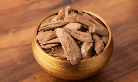 Agarwood_in_bowl.webp