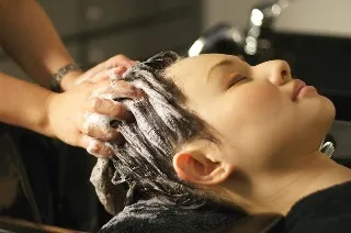 Scalp-smell-washing-women.webp