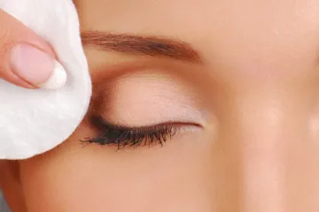 conjunctivitis-wipe-eye.webp