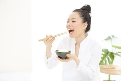 eatting-rice-women.webp