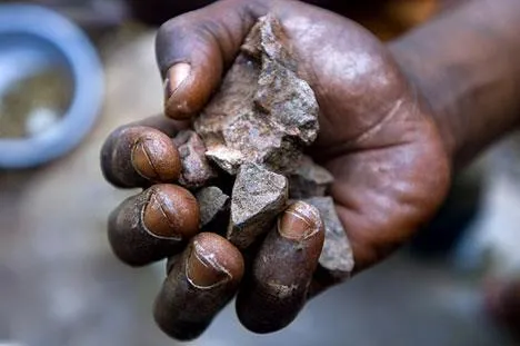 hand holding a stone