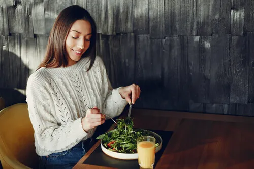 women-eating-leaf