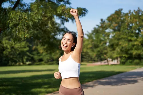 running-finish-shouting-women.webp